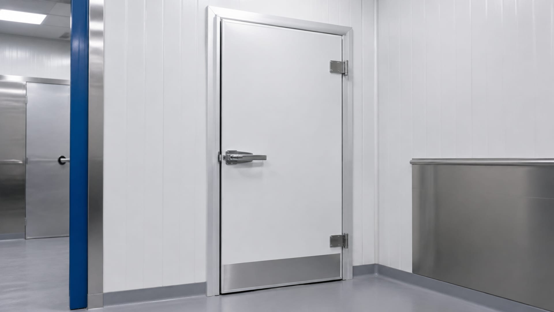 Puertas frigoríficas industriales de acero inoxidable en instalación profesional